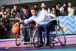 Prezydent Macron gra w koszykówkę na wózku