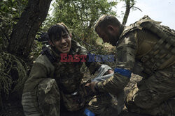 Ranni żołnierze 3. Oddzielnej Brygady Szturmowej Ukrainy czekają na ewakuację w pobliżu Bachmutu