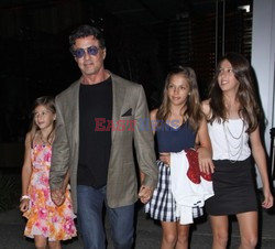 Sylvester Stallone idzie z rodziną do restauracji