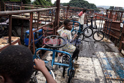 Platforma dla dzieci nad ulicami Kinszasy - AFP