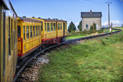 Żółty pociąg w Pirenejach
