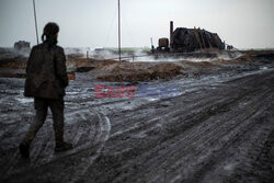 Prymitywna rafineria naftowa w rejonie Abu Ghadir w Syrii - AFP