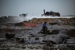 Prymitywna rafineria naftowa w rejonie Abu Ghadir w Syrii - AFP