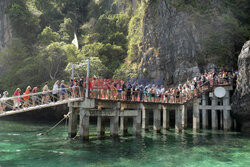 Tłumy turystów na rajskiej wyspie