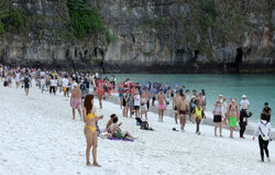 Tłumy turystów na rajskiej wyspie