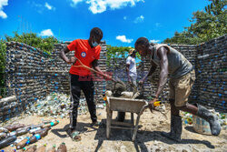 Kenijczycy budują domy dla turystów z plastikowych butelek