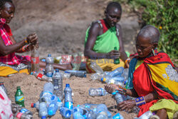 Kenijczycy budują domy dla turystów z plastikowych butelek
