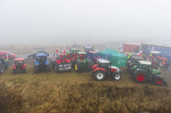 Rolnicy chwilowo wstrzymują blokadę ekspresówki S7 ze względu na gęstą mgłę 