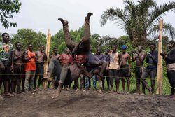 Sesja treningowa wrestlingu w Ugandzie