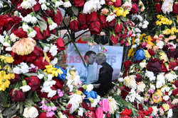 Kwiaty przed ambasadami Rosji na świecie