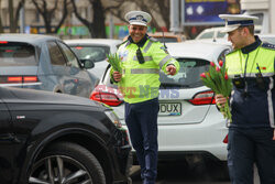 W Bukareszcie policjanci wręczają kwiaty kierowcom