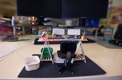 Miniaturowa replika biurka jako prezent na pożegnanie w pracy