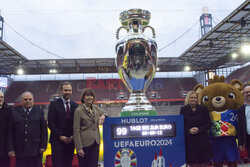 Prezentacja trofeum ME 2024 na stadionie w Kolonii