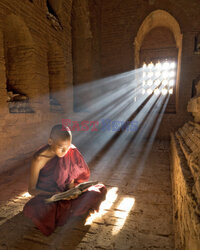 Młodzi mnisi w piomieniach światła