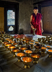 Mnisi zapalają świece do medytacji