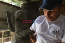 Rzeźbiarz nagrobków z Salwadoru - Abaca