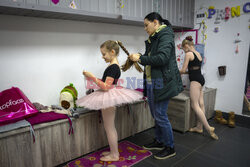 Lekcja baletu w schronie w Charkowie