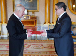 Król Karol przyjmuje akredytacje od dyplomatów