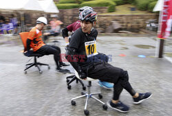 Wyścig na krzesłach biurowych w Japonii