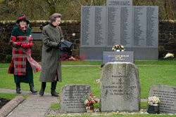 Księżniczka Anna przy pomniku katastrofy lotniczej w Lockerbie