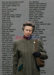 Księżniczka Anna przy pomniku katastrofy lotniczej w Lockerbie