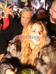 Shakira otoczona przez fanów