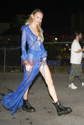 Candice Swanepoel bez stanika w niebieskiej sukience