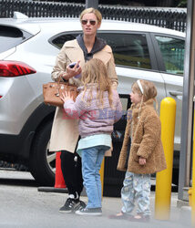 Nicky Hilton z córkami na parkingu