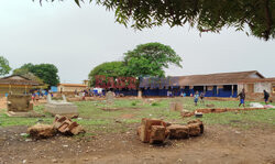 Uczniowie ze szkoły w Ghanie wypoczywają na cmentarzu