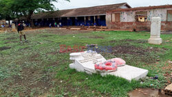 Uczniowie ze szkoły w Ghanie wypoczywają na cmentarzu