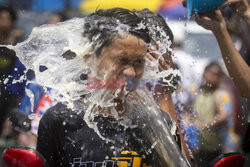 Oblewanie wodą z okazji tajskiego Nowego Roku