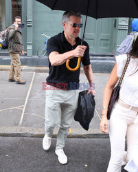 Matt Damon z żoną i parasolem
