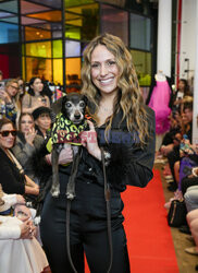 Nicky Hilton z córką na pokazie mody dla psów