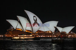 Czarna wstążka na gmachu opery w Sydney