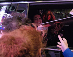 Mariah Carey pozdrawia fanów z samochodu