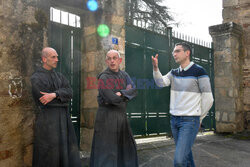 Tradycjonalistyczni mnisi katoliccy w wiosce Solignac