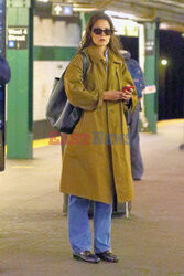 Katie Holmes w brązowym płaszczu