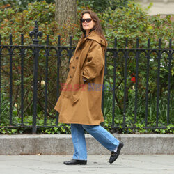 Katie Holmes w brązowym płaszczu