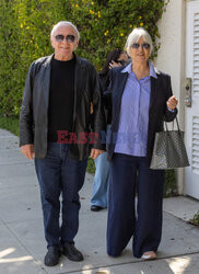 Anthony Hopkins na spacerze z żoną
