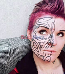 Tatuaż na twarzy pomógł jej w leczeniu traumy z dzieciństwa