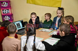 Lekcje w schronie przeciwbombowym w Ukrainie