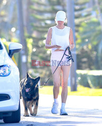 Gisele Bundchen na spacerze z psem