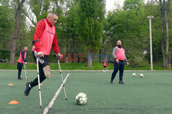 Ukraińscy weterani wojenni grają w piłkę