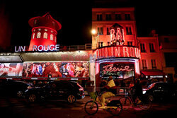 Kabaret Moulin Rouge bez łopat wiatraka