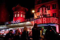 Kabaret Moulin Rouge bez łopat wiatraka