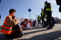 Blokada Mostu Świętokrzyskiego przez aktywistów Ostatnie Pokolenie