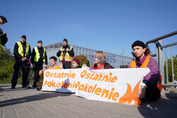 Blokada Mostu Świętokrzyskiego przez aktywistów Ostatnie Pokolenie