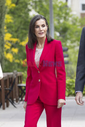 Królowa Letycja w czerwonym garniturze