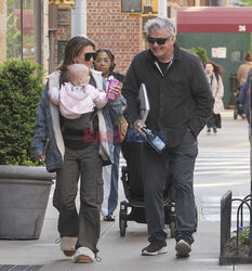 Alec i Hilaria Baldwin na spacerze w Nowym Jorku
