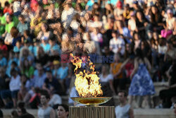 Grecja przekazała Paryżowi ogień olimpijski